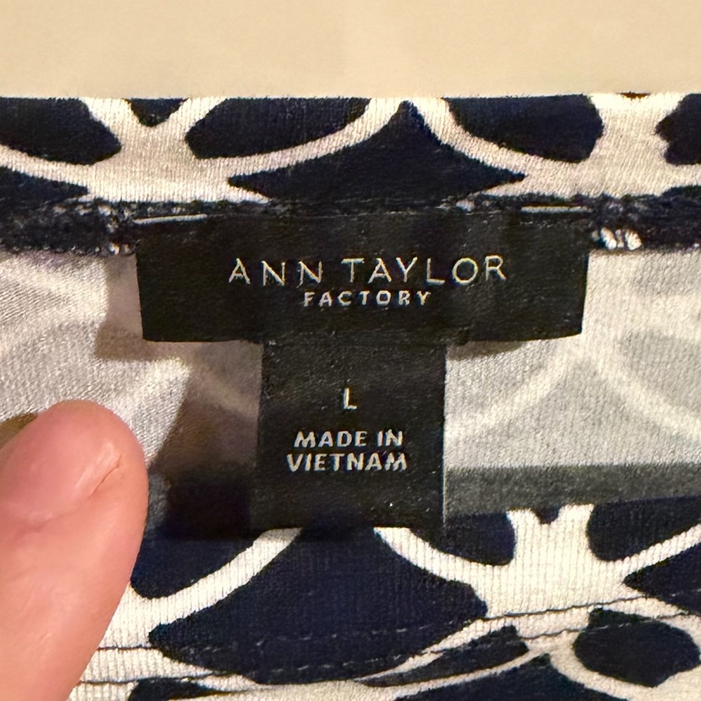 Ann Taylor Factory Navy White Geometric Print Top Large 3/4 Sleeve - Picture 4 of 6
